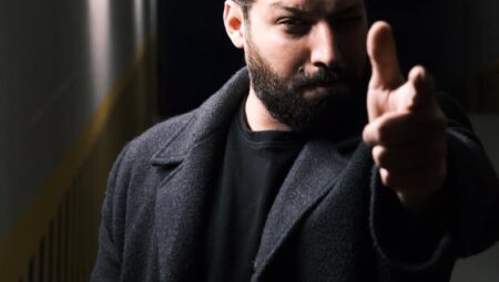 Burak Vega  “Bomba Gibi Geliyorum!”