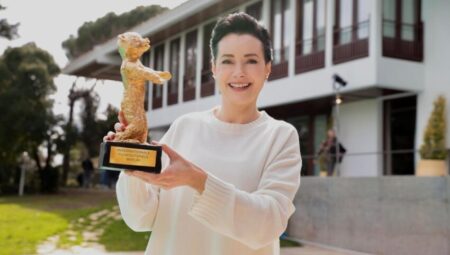 Özgü Namal’a “Kıskanmak” Setinde Altın Ayı’lı Pastalı Karşılama