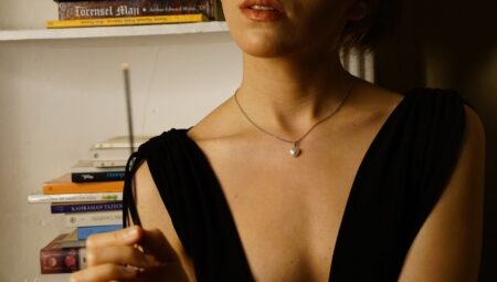 Zeliha Ezgi Bayram Komediye Göz Kırpıyor: “Seyircinin Unutamayacağı Karakterler Oynamak İstiyorum”