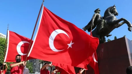 Ünlülerden 30 Ağustos Zafer Bayramı Paylaşımları: Sanat Dünyasından Peş Peşe Mesajlar