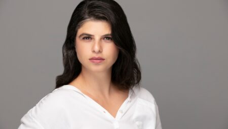 Bir billboardla yeniden başlayan oyunculuk hikâyesi: Elif Vanlıoğlu’nun sahneye uzanan yolculuğu