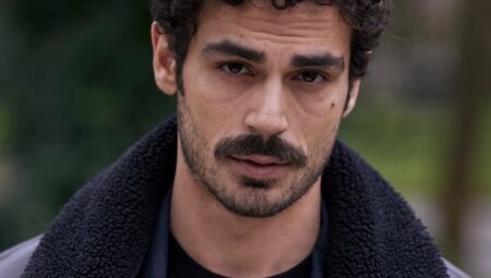 ERDEM KAYNARCA’DAN OYUNCULUK SEKTÖRÜNE ÇARPICI ELEŞTİRİ: “OKULLU OYUNCULAR DAHA FAZLASINI HAK EDİYOR!”