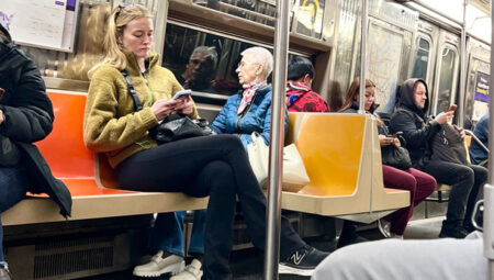 Ani gelen şöhrete pabuç bırakmadı… Genç oyuncu metroda