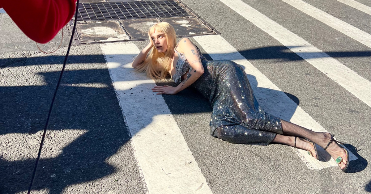 Cara Delevingne moda çekimi için yolu trafiğe kapattı