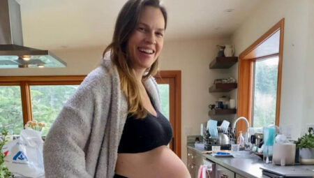 Hilary Swank 52 yaşında üçüncü çocuğuna hamile