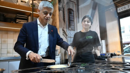 Londra Belediye Başkanı Sadiq Khan Türk restoranında künefe yaptı