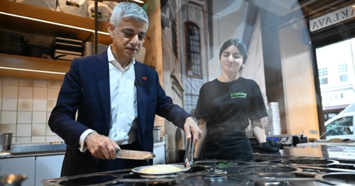Londra Belediye Başkanı Sadiq Khan Türk restoranında künefe yaptı