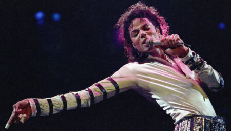 Michael Jackson’ın ‘Thriller’ klibi ceketi açık artırmaya çıkarılıyor
