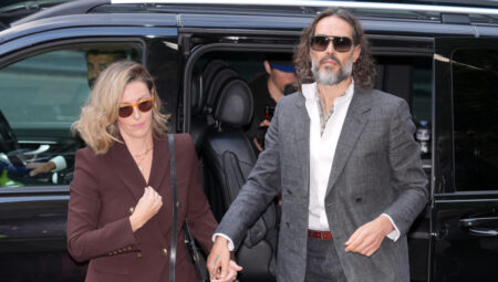 Russell Brand cinsel saldırı duruşmasına eşiyle birlikte katıldı