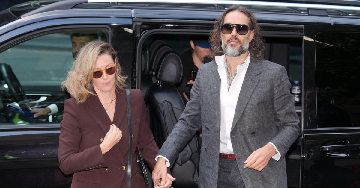 Russell Brand cinsel saldırı duruşmasına eşiyle birlikte katıldı