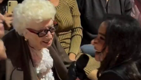 Sıla’ya İzmir konserinde anneanne sürprizi