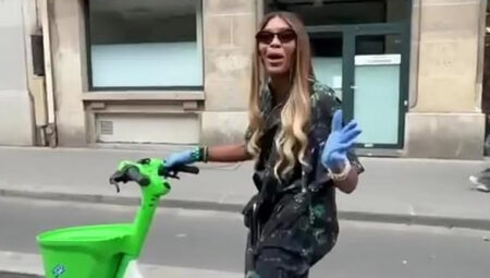Temizlik takıntılı Naomi Campbell lateks eldivenle bisiklet sürdü