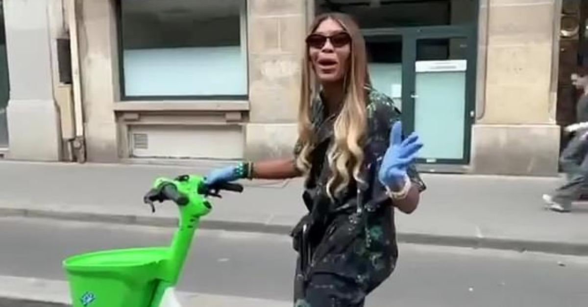 Temizlik takıntılı Naomi Campbell lateks eldivenle bisiklet sürdü