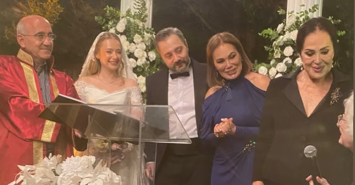 Türkan Şoray yeğeni Ahmet Kaan Gezer'i evlendirdi! Gözlerden uzak kardeşiyle aynı masada poz verdi